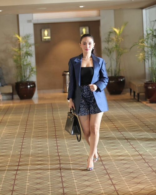 Dijuluki wanita sukses Cikarang, begini 10 gaya glamor Zaskia Gotik