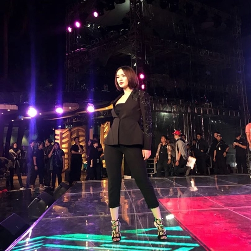 Dijuluki wanita sukses Cikarang, begini 10 gaya glamor Zaskia Gotik