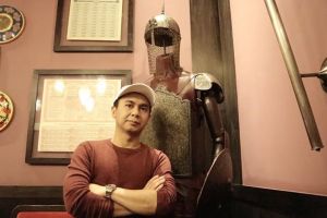 Temani sang ayah jalani operasi mata, Raditya Dika banjir doa warganet