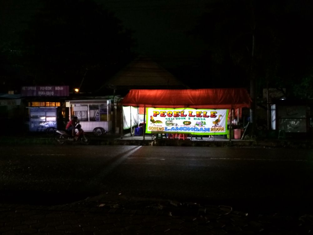 Bisnis warung pecel naik daun usai banjir, ternyata segini omzetnya