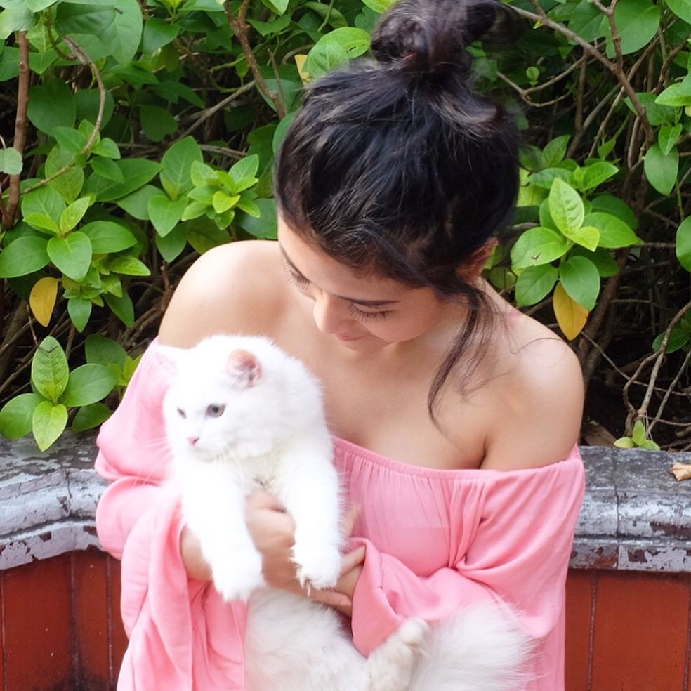 10 Pesona Delia pamer pundak, kekasih Reza Rahadian di film Benyamin