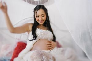 Hamil tua, begini 10 foto maternity romantis ala Rinni Wulandari