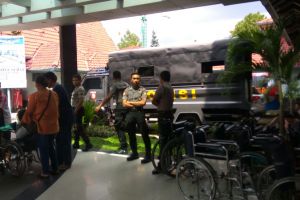 Polisi jaga RS Panti Rapih tempat 3 korban serangan gereja dirawat