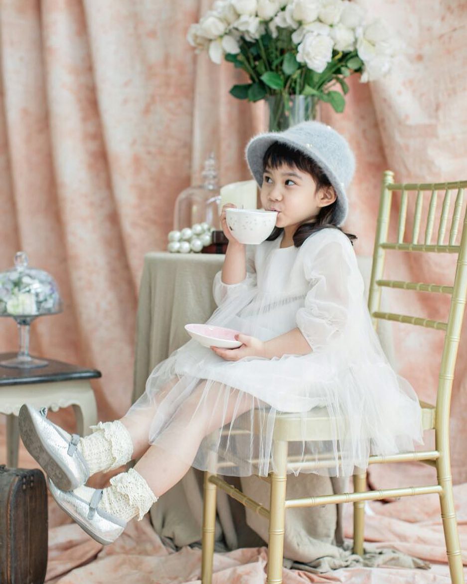 10 Aksi menggemaskan Anabel, anak Astrid Tiar yang pinter makeup