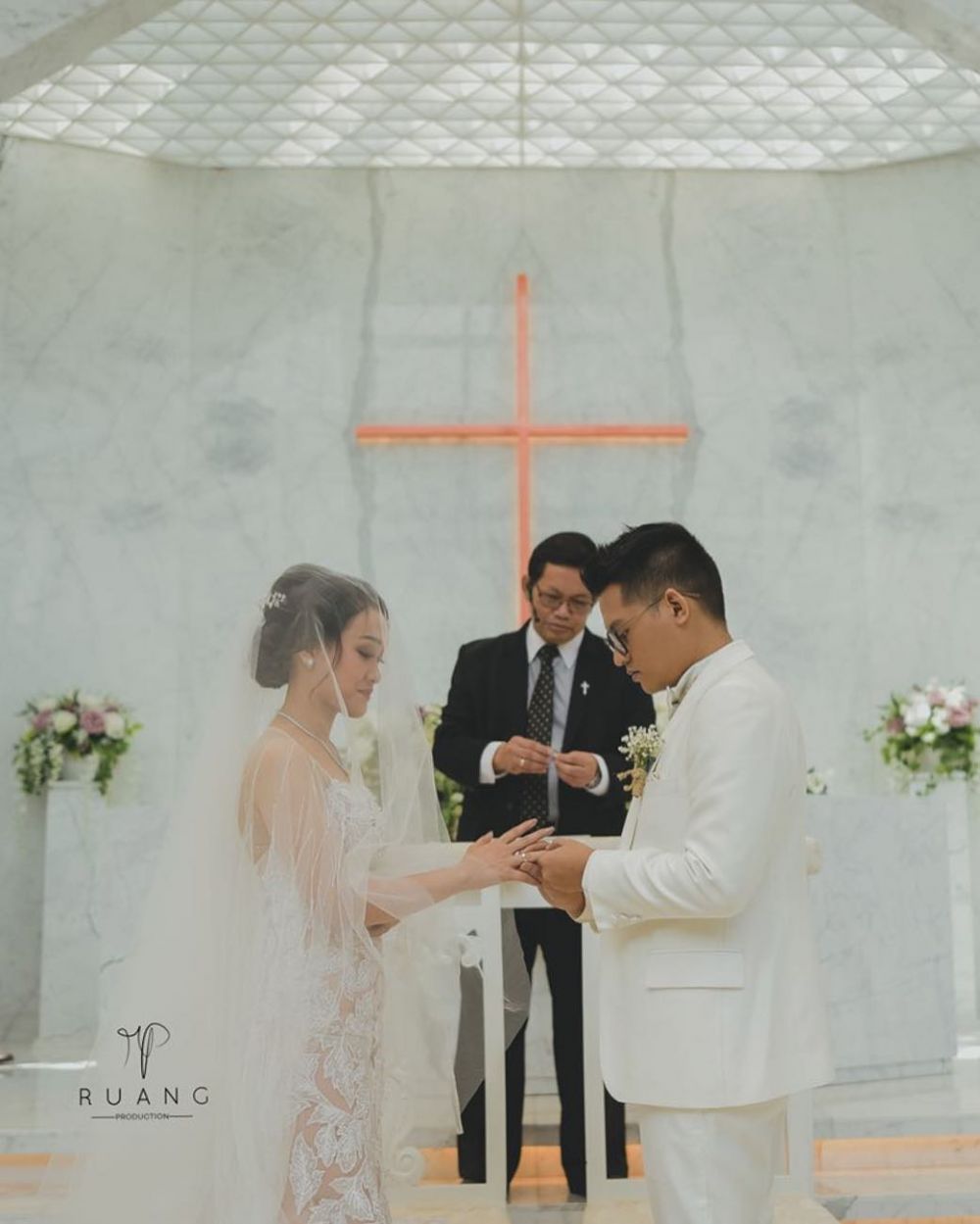 Sah suami-istri, ini 10 momen pernikahan Felly eks Cherrybelle & Mario