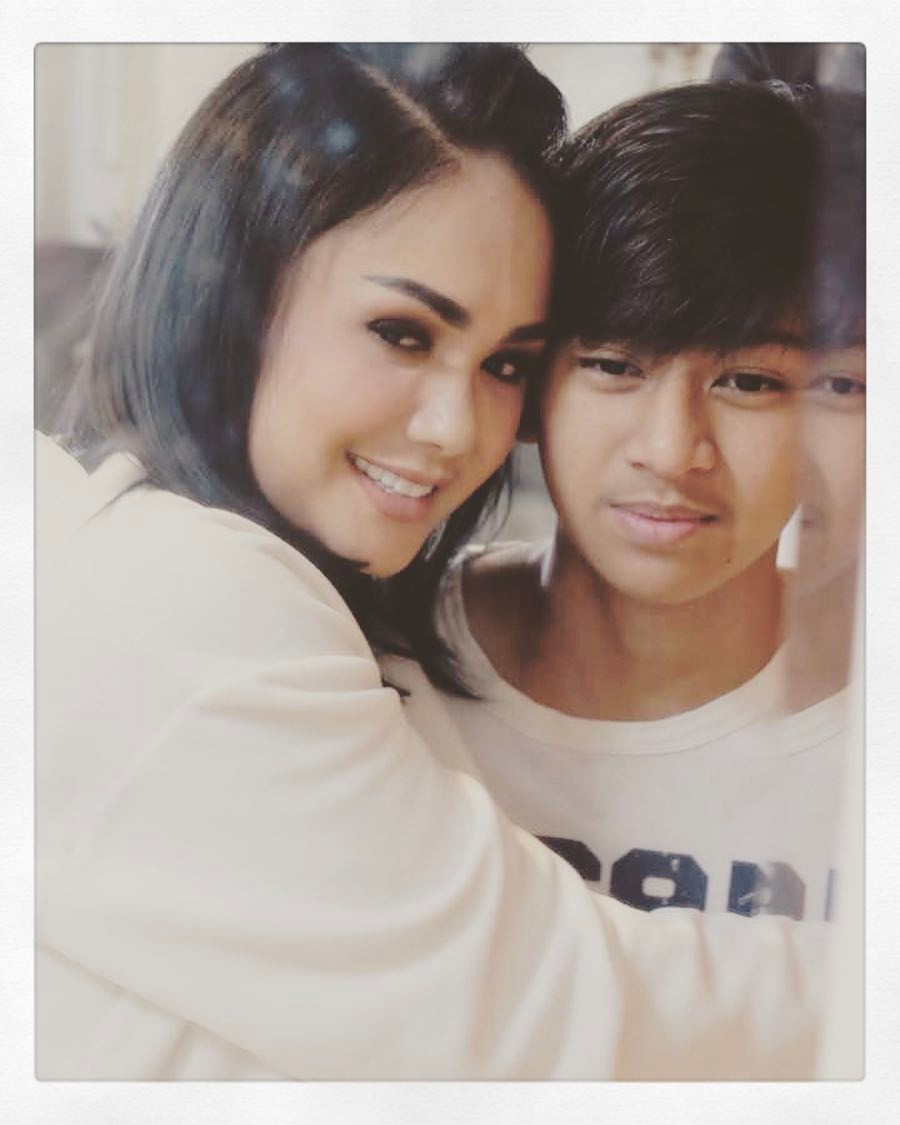 7 Potret ganteng Cavin, putra Yuni Shara yang kini beranjak remaja