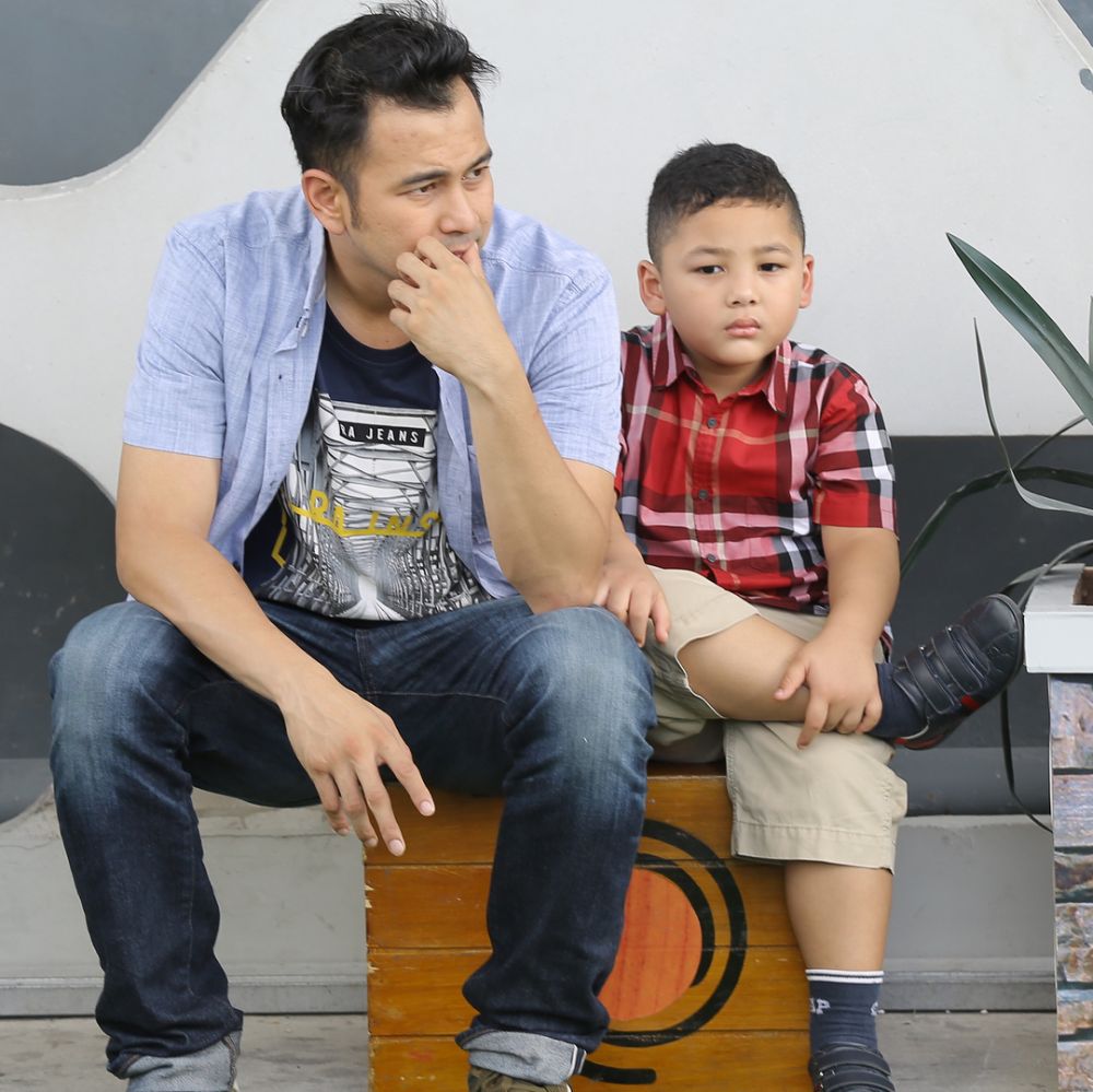 12 Gaya Kellen anak Krisdayanti yang sering pose serius ini nggemesin