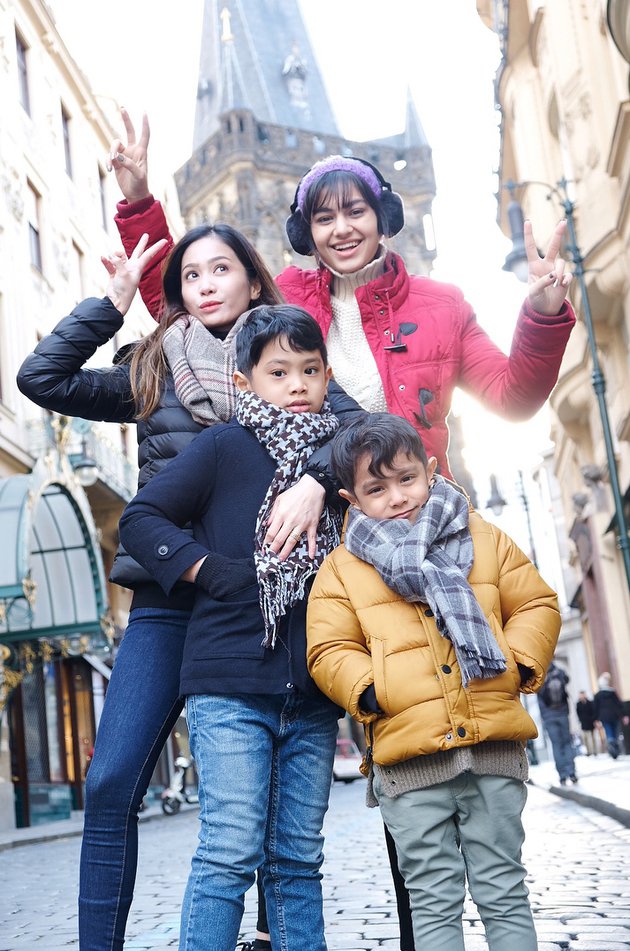 10 Potret Kareena Kaur, anak tiri Bunga Zainal yang cantik memesona