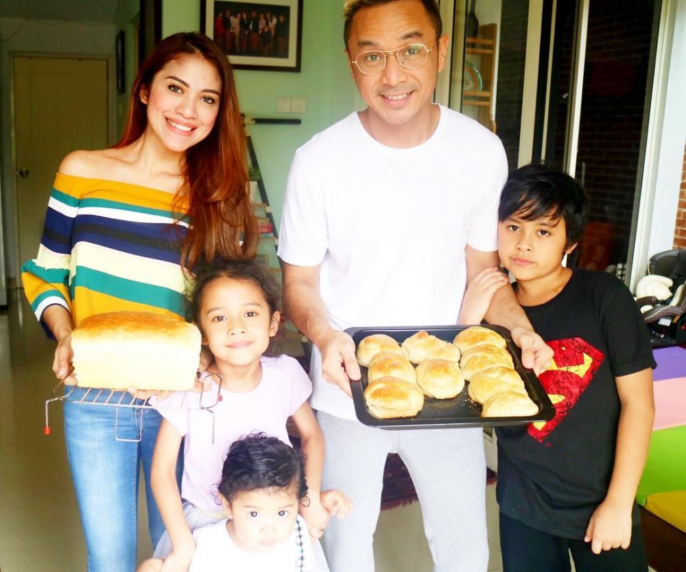 10 Momen bahagia keluarga Giring Ganesha, kebersamaannya seru banget