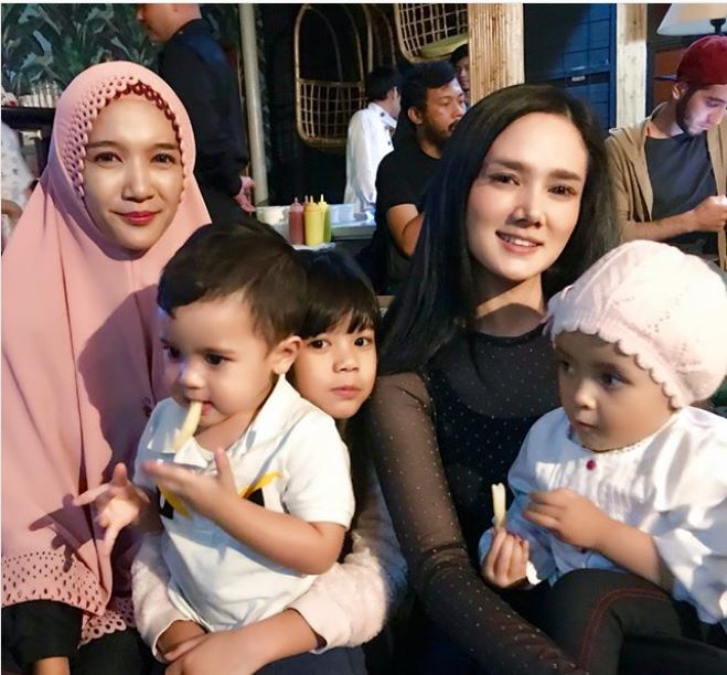 Nggak banyak yang tahu, Mulan Jameela ternyata udah punya cucu!