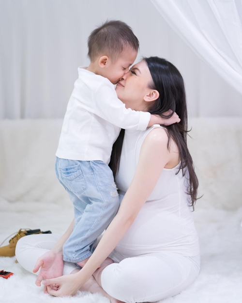 Punya balita dan hamil lagi, 10 seleb ini foto maternity ajak si kecil