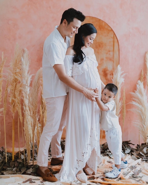 Punya balita dan hamil lagi, 10 seleb ini foto maternity ajak si kecil
