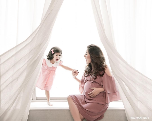 Punya balita dan hamil lagi, 10 seleb ini foto maternity ajak si kecil