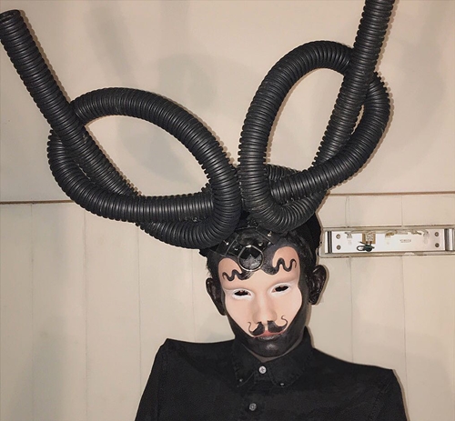 Potret 10 'alien' bergaya glamor ini unik & kreatif abis