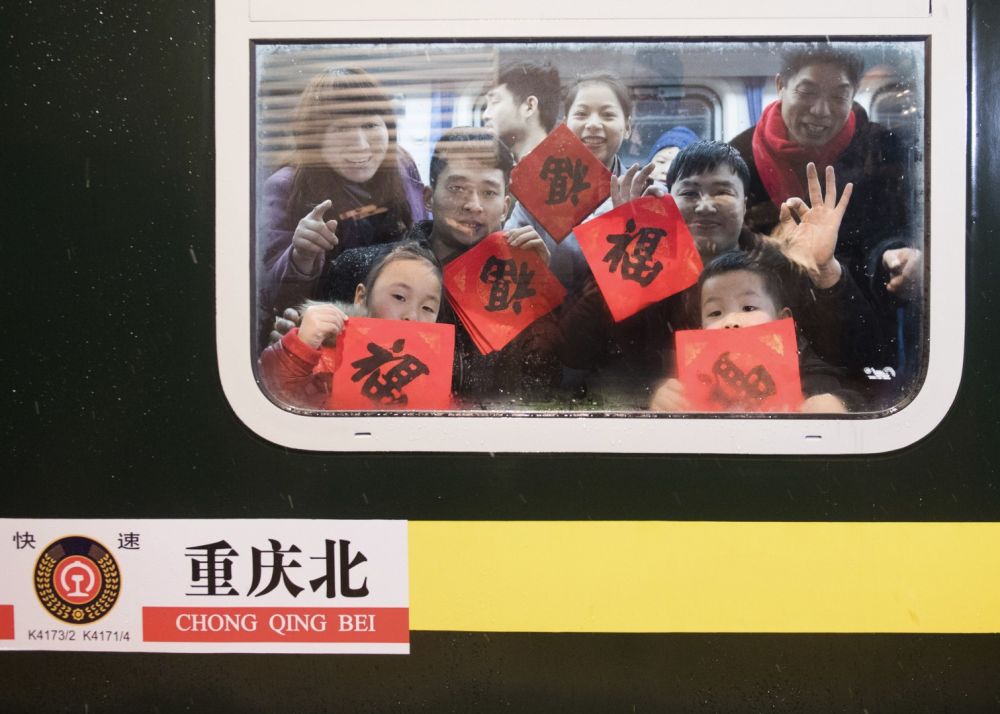 10 Foto suasana mudik sambut Imlek di China, ada antrean tas & koper