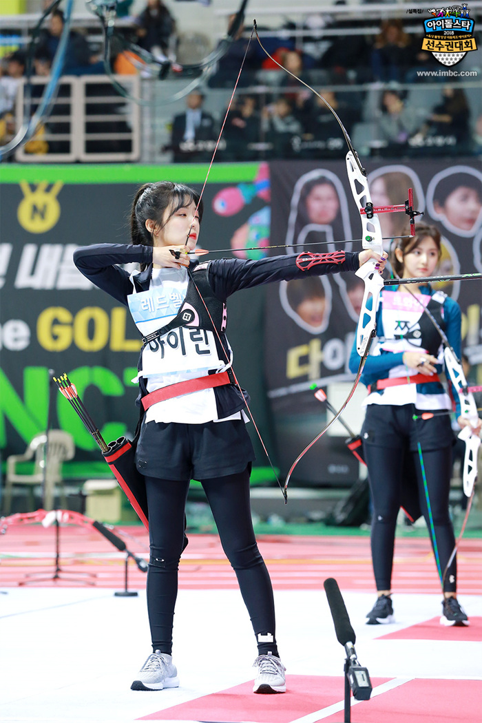 10 Gaya artis K-Pop saat lakukan olahraga panahan, siap tembus hatimu