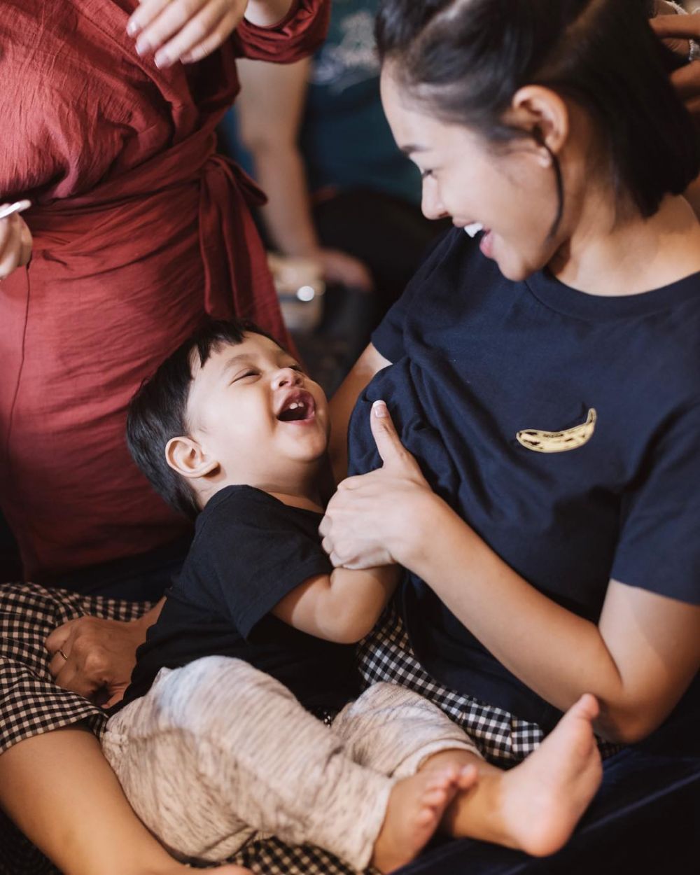 5 Seleb cantik Indonesia ini unggah foto menyusui di medsos