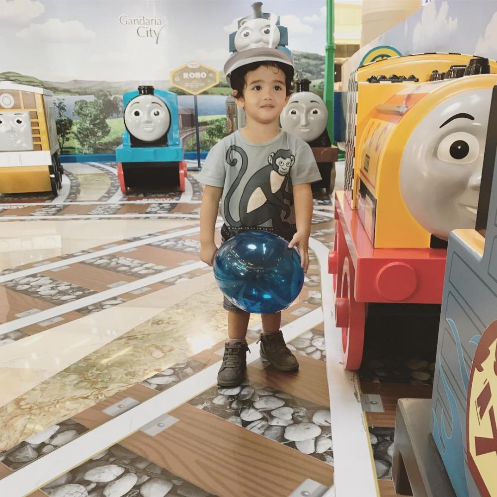 10 Tingkah menggemaskan dua anak Fachri Albar, ceria banget