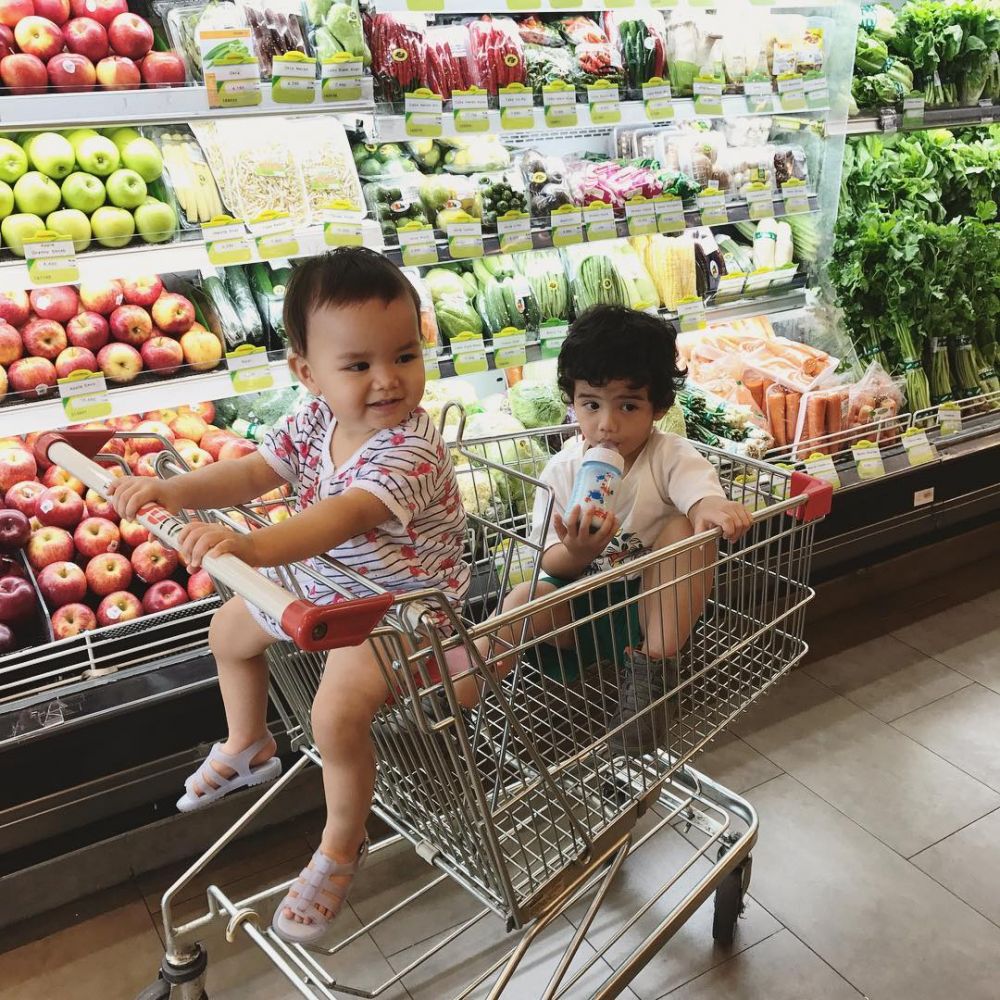 10 Tingkah menggemaskan dua anak Fachri Albar, ceria banget
