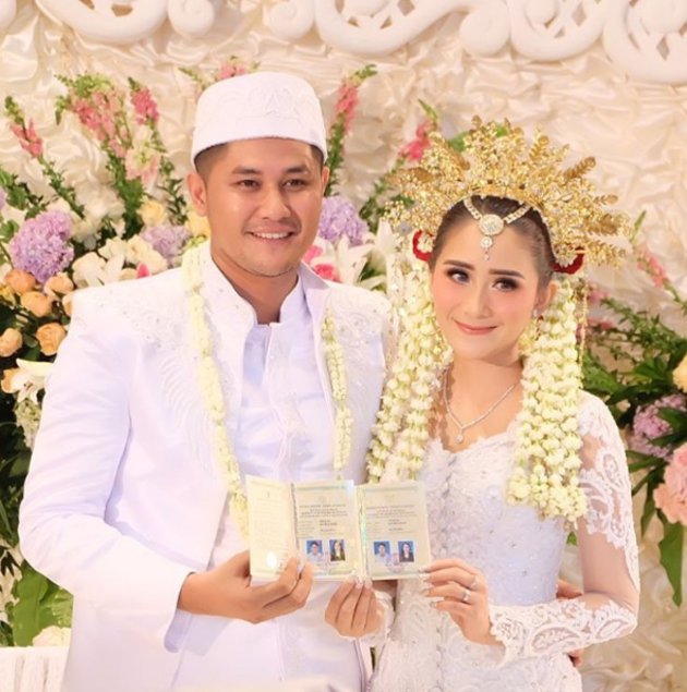 Masih sibuk syuting, 5 pasangan seleb ini tunda bulan madu
