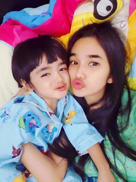 Jadi ibu di usia belasan, ini 10 momen Faby Marcelia saat asuh anak