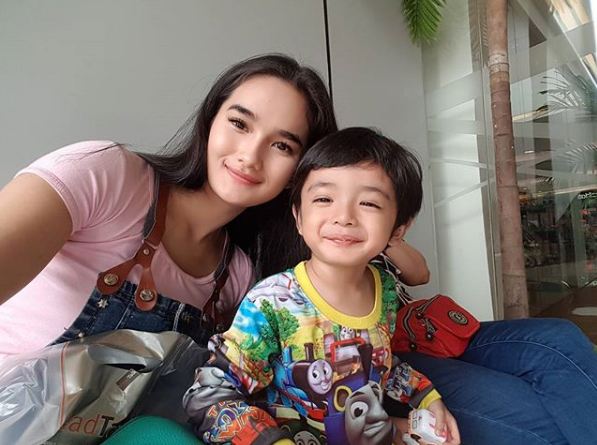 Jadi ibu di usia belasan, ini 10 momen Faby Marcelia saat asuh anak