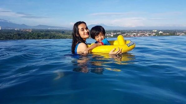 Jadi ibu di usia belasan, ini 10 momen Faby Marcelia saat asuh anak