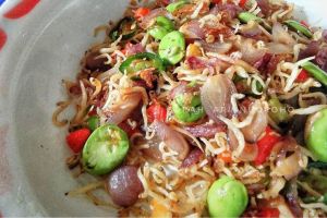 Murah dan mudah, yuk bikin sendiri menu tumis bawang yang lagi viral