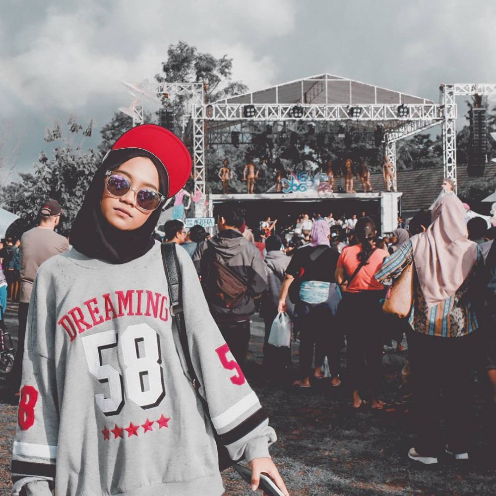 10 Gaya kece Ayu 'Indonesian Idol', berhijab tapi swag abis