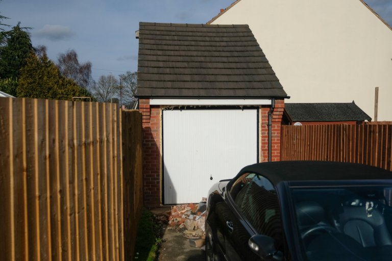 Pasangan ini sembunyikan rumah di garasi, alasannya bikin tepuk jidat