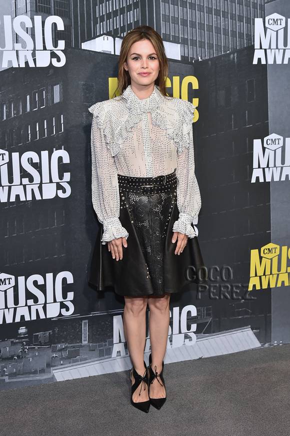 10 Aktris Hollywood ini berpostur kecil tapi tetap seksi memesona