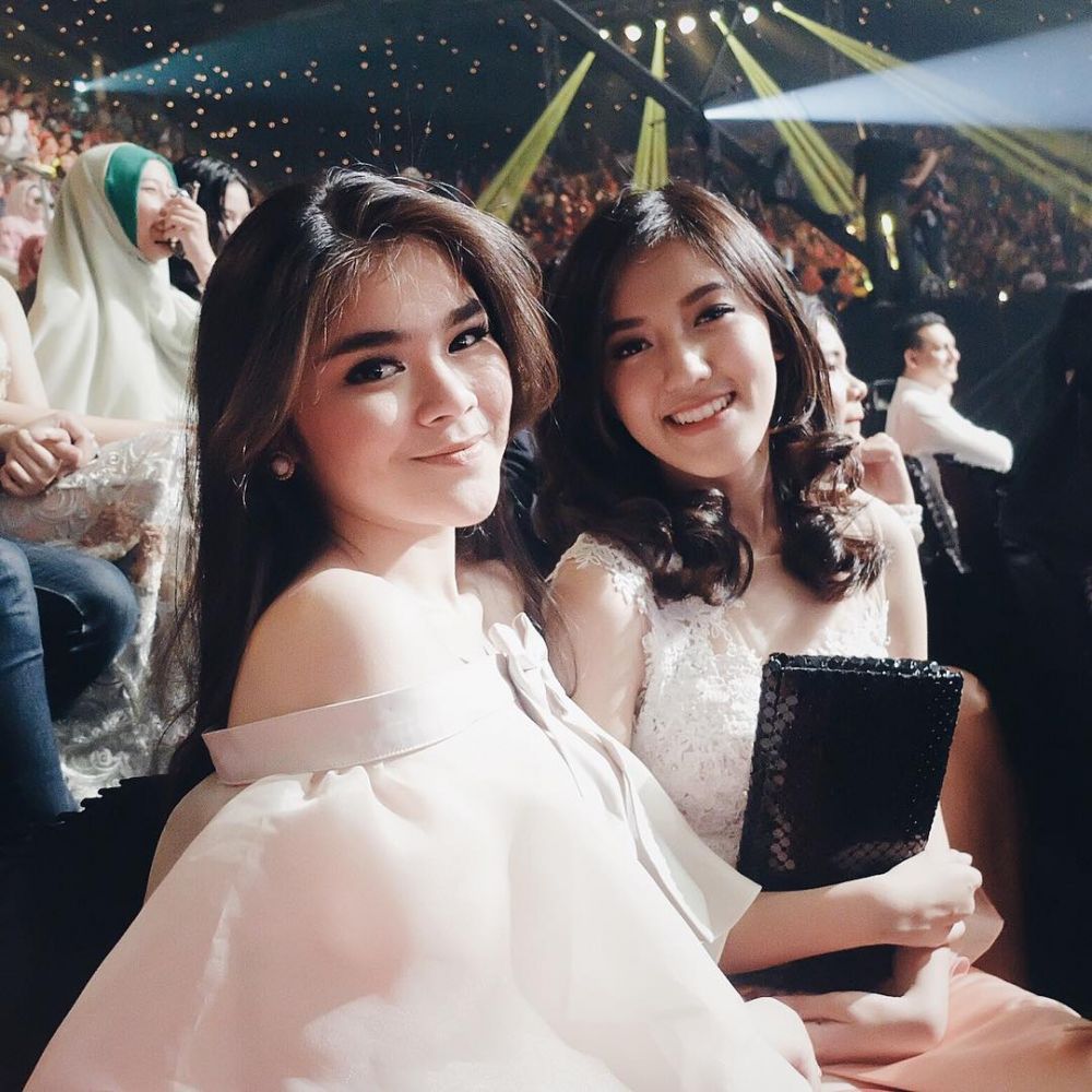 10 Potret persahabatan Ify & Sivia eks Blink, kenal sejak usia 6 tahun