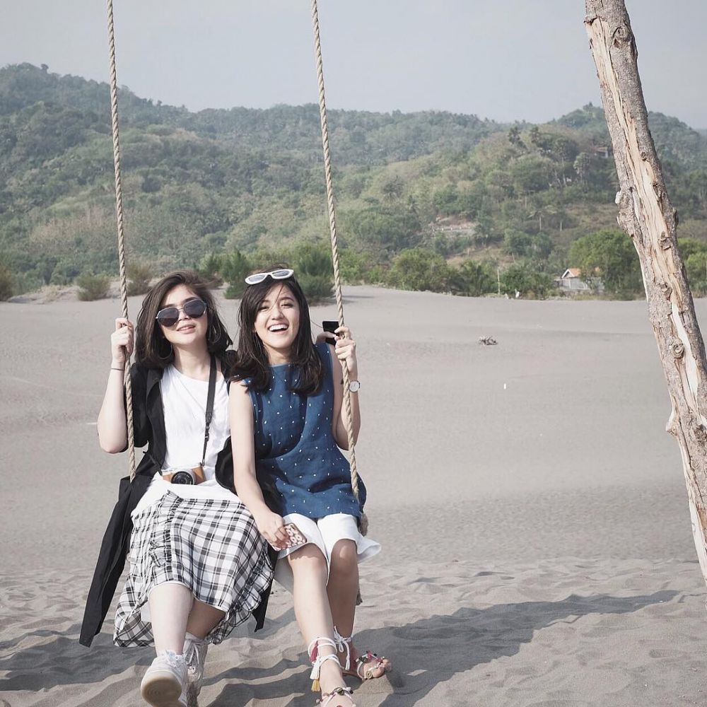 10 Potret persahabatan Ify & Sivia eks Blink, kenal sejak usia 6 tahun