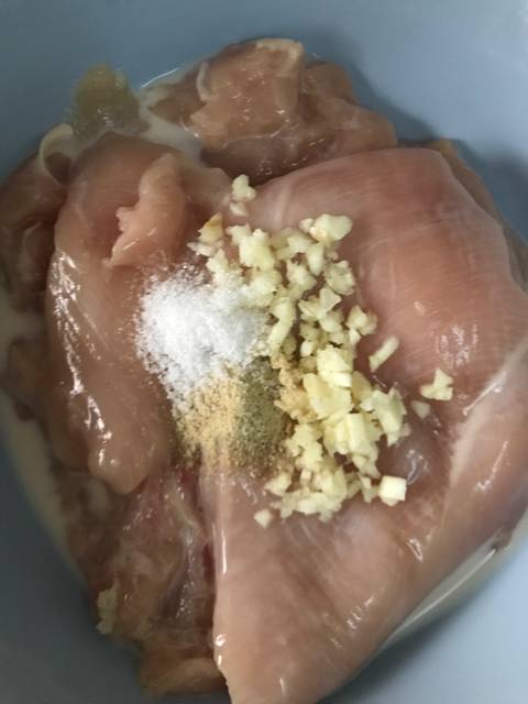 Bikin spicy chicken burger ala McDonalds yuk, ini resep gampangnya