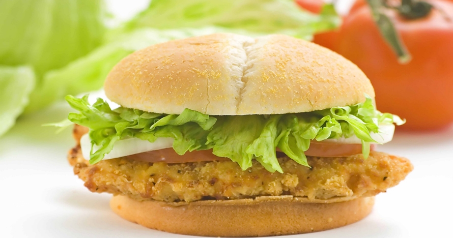 Bikin spicy chicken burger ala McDonalds yuk, ini resep gampangnya
