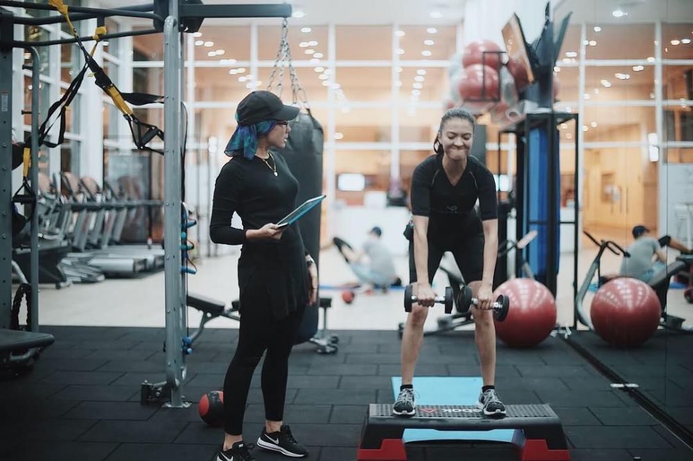 10 Pose workout Raline Shah yang seksi abis, dibilang mirip Gal Gadot