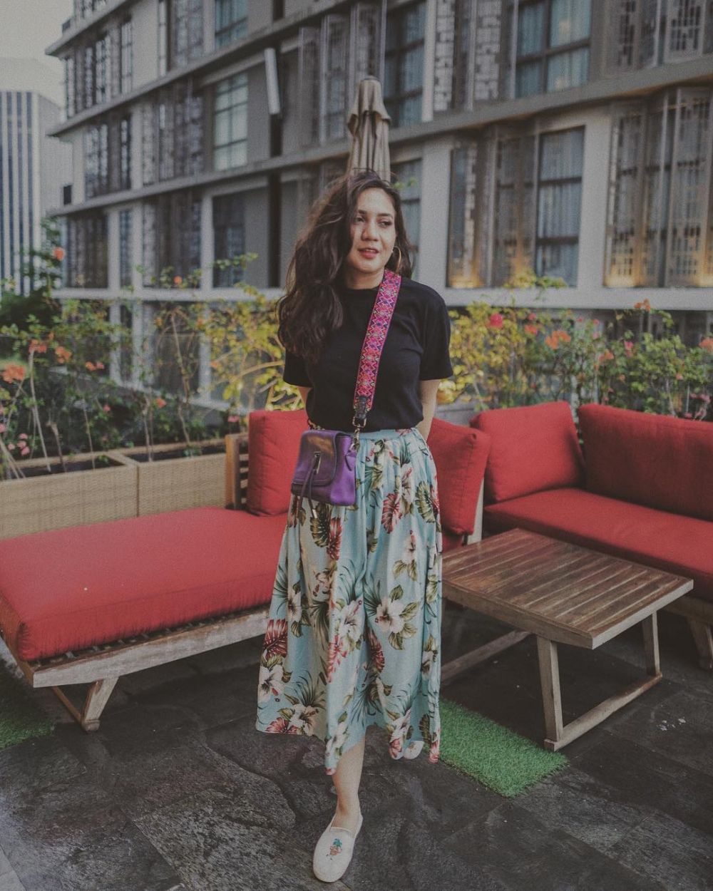 7 Gaya padu padan rok ala Abby Galaby, cantik & cocok buat hangout
