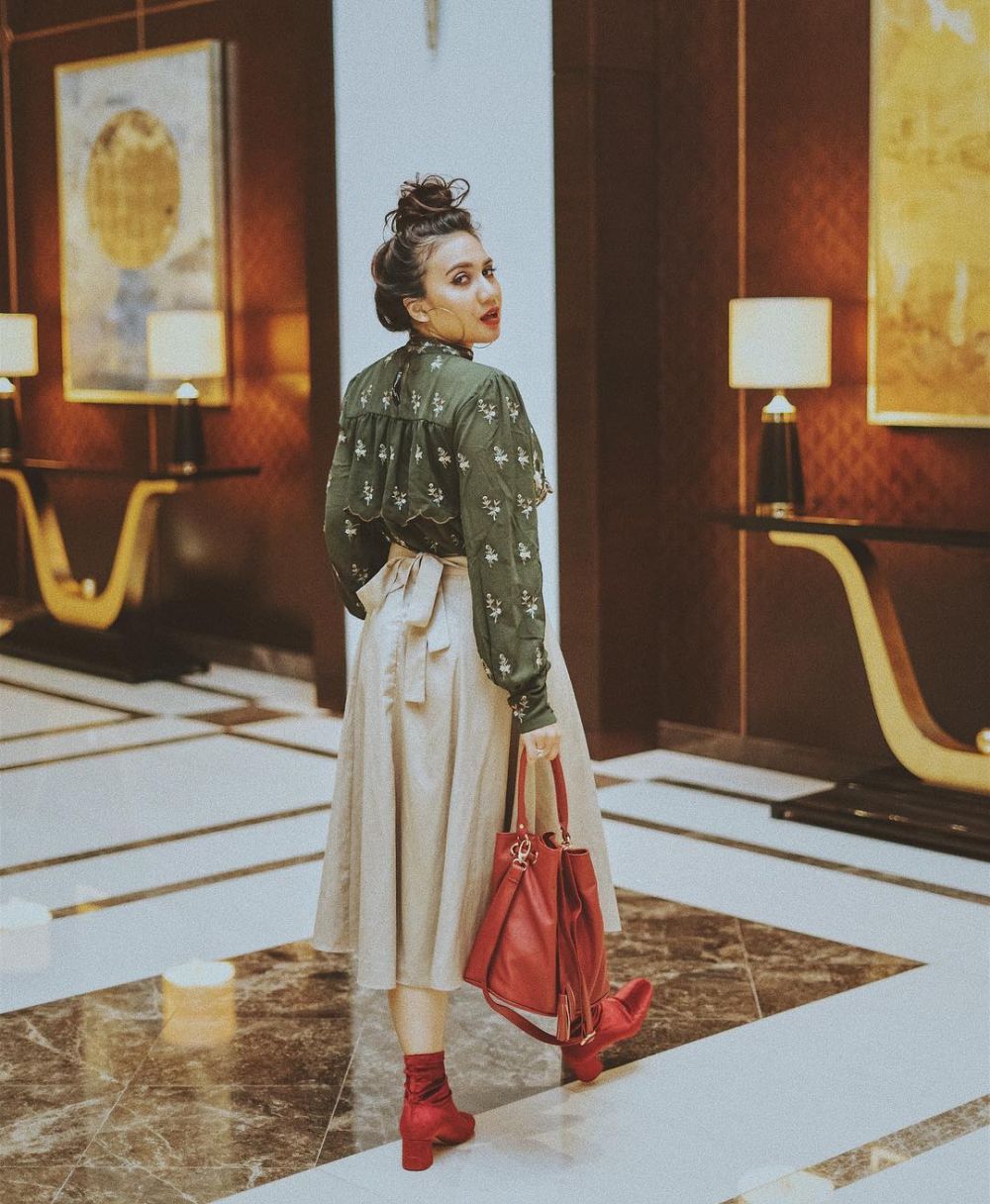 7 Gaya padu padan rok ala Abby Galaby, cantik & cocok buat hangout