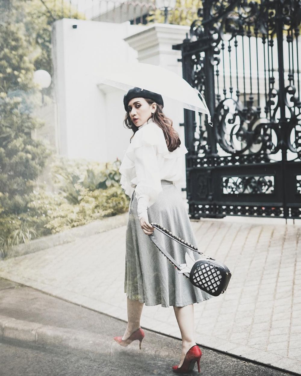 7 Gaya padu padan rok ala Abby Galaby, cantik & cocok buat hangout