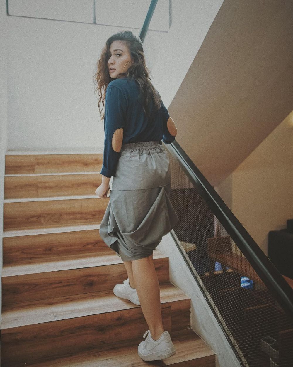 7 Gaya padu padan rok ala Abby Galaby, cantik & cocok buat hangout