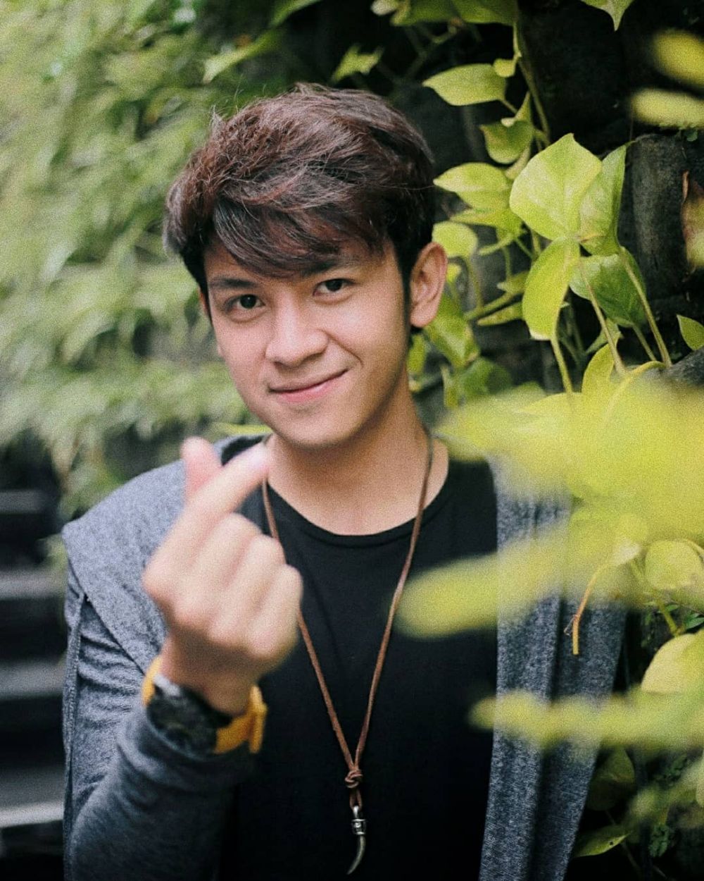 10 Bukti pesona Dede Satria udah kayak seleb Korea, manis banget!