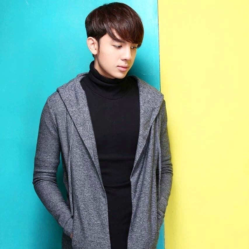 10 Bukti pesona Dede Satria udah kayak seleb Korea, manis banget!