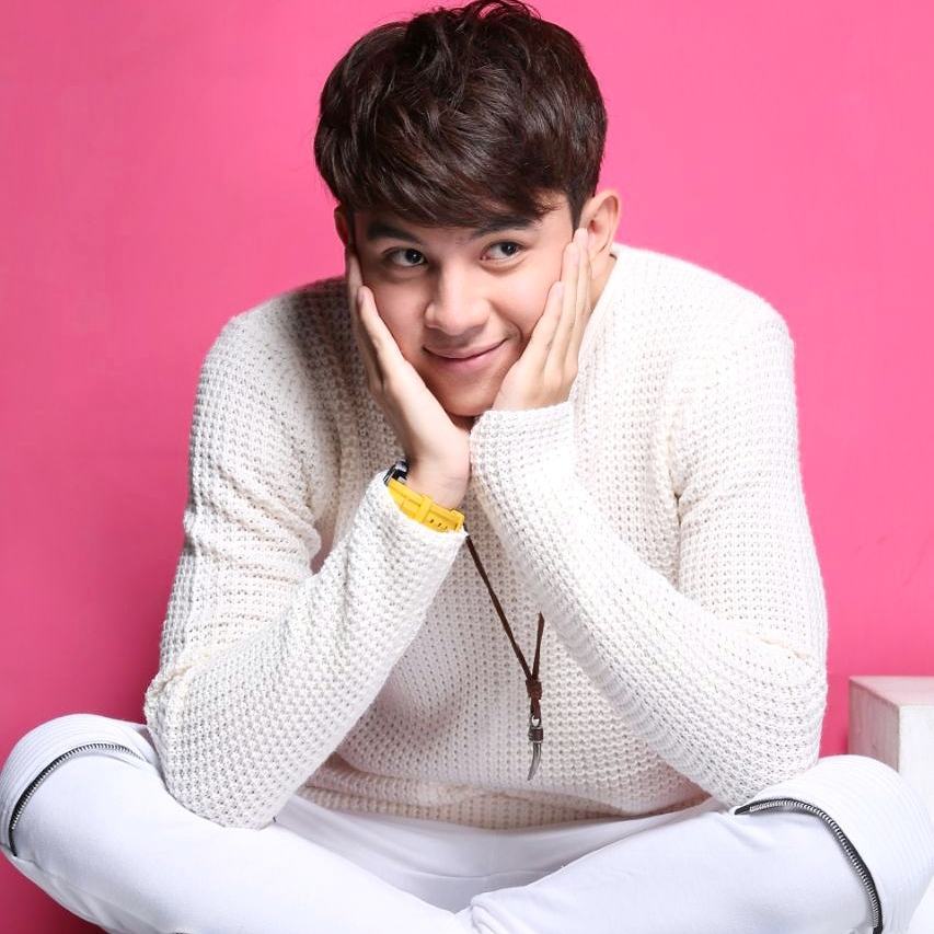 10 Bukti pesona Dede Satria udah kayak seleb Korea, manis banget!