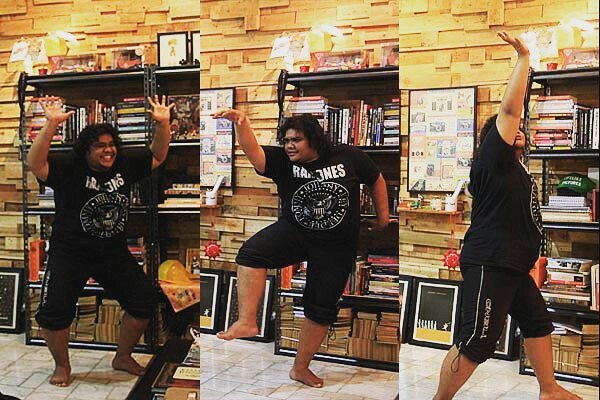 7 Gaya Fariz 'Bujang Gila' di Wiro Sableng, gilanya nggak cuma di film