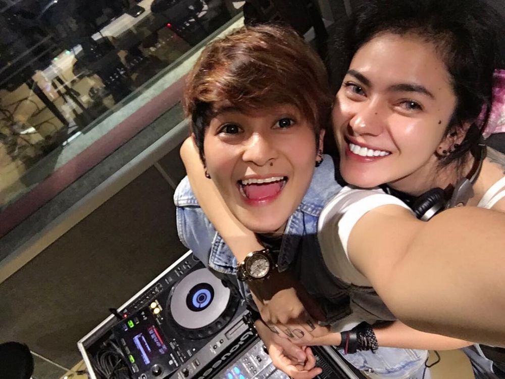 10 Kedekatan Citra dan Mytha The Virgin, partner yang klop banget