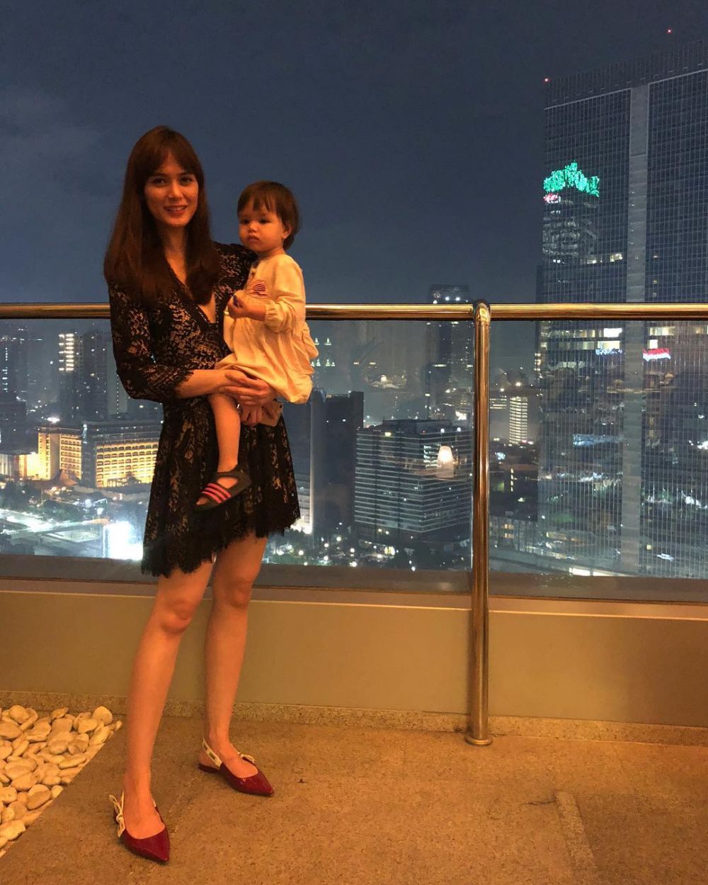 10 Gaya istri Fachri Albar saat momong anak, hot mama banget