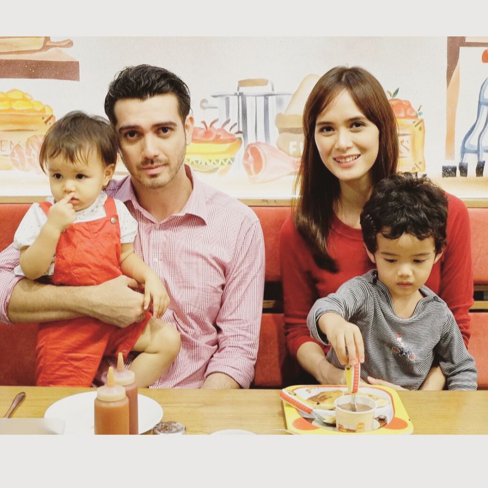 10 Gaya istri Fachri Albar saat momong anak, hot mama banget