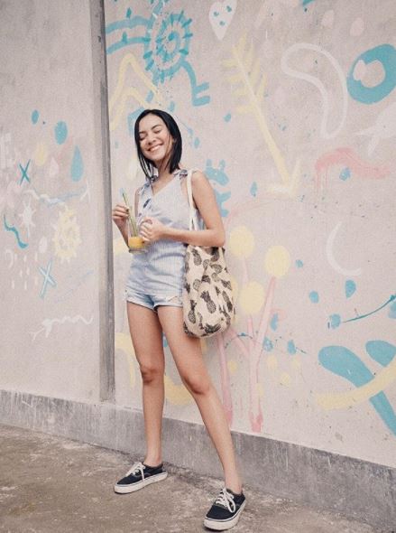 10 Gaya OOTD simpel ala Nazla Alifa, cocok buat cewek bertubuh skinny