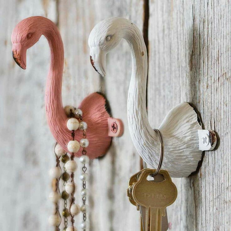 Mau terlihat beda? Percantik hunianmu pakai 8 benda serba flamingo ini