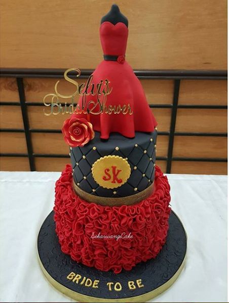 10 Potret seru bridal shower Selvi Kitty, bentuk kuenya vulgar banget!